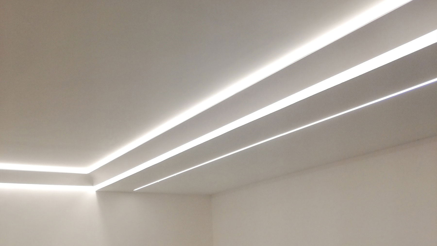EL706 Cornice in poliuretano a doppio taglio di luce angolare - Eleni ...
